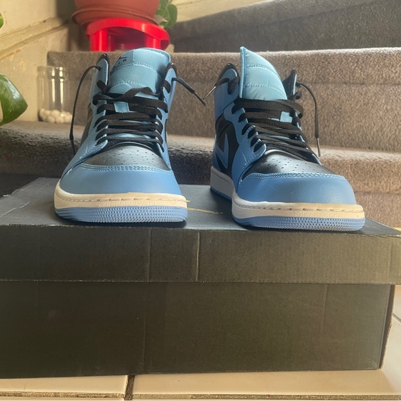 Jordan 1 Mid - Picture 2 of 3